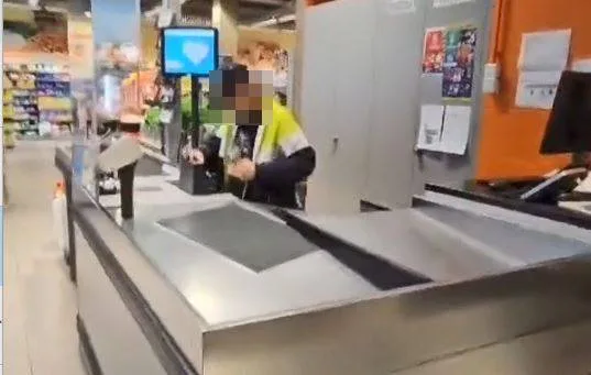 Ein junger Mann knackt die Kasse der Migros-Filiale in Kollbrunn.